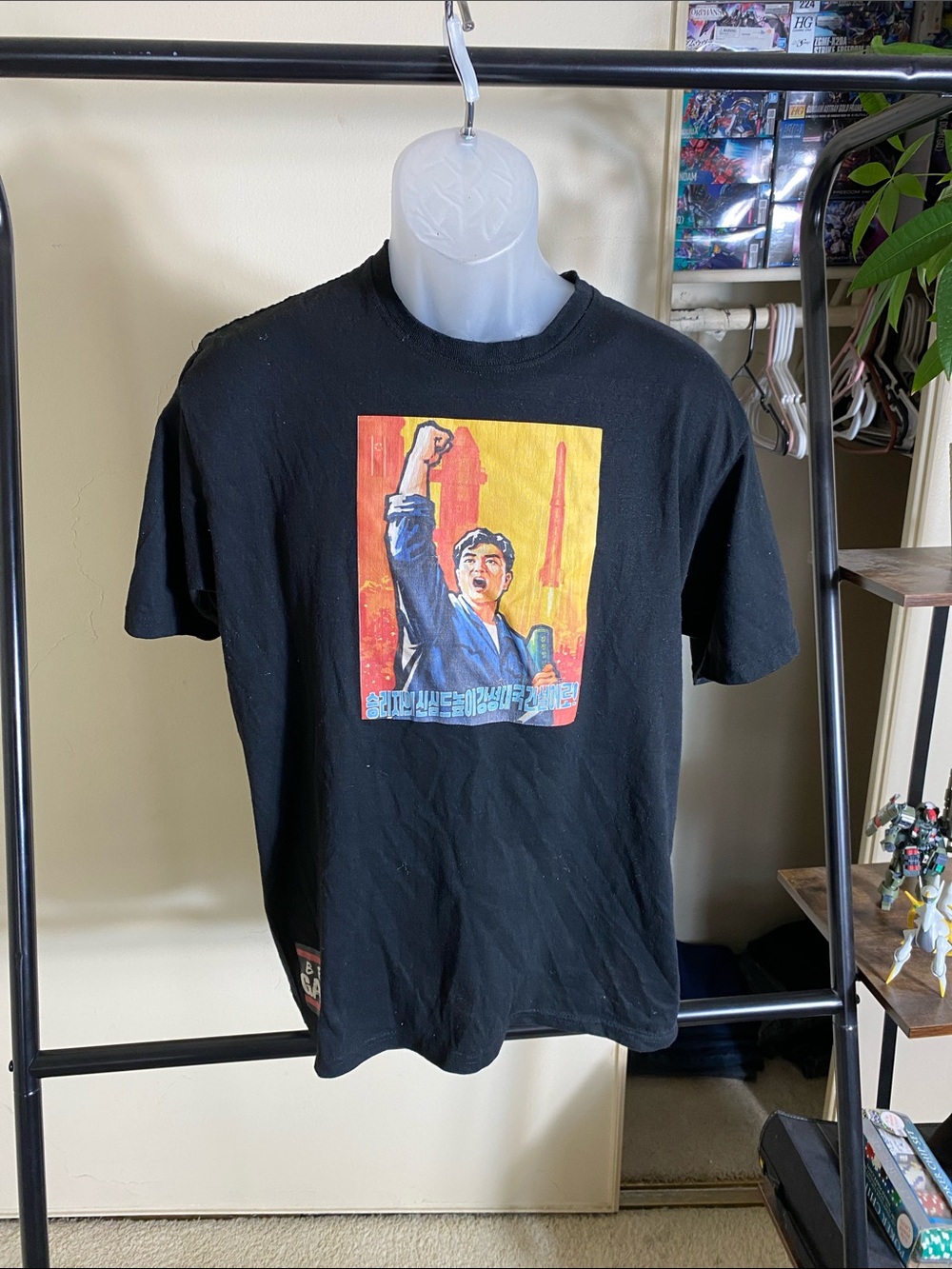 Gildan Black Short-Sleeve Tee with Motivational Korean Yellow & Red Graphic
